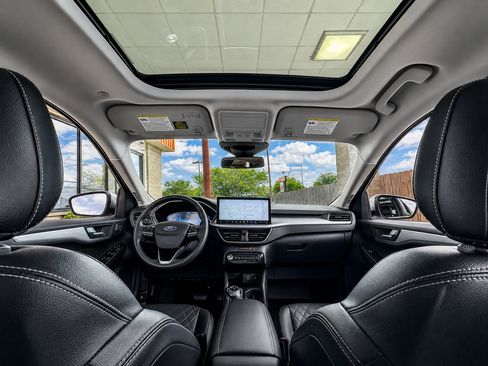Used 2023 Ford Escape Platinum w/ Premium Technology Package AWD/4WD image 2