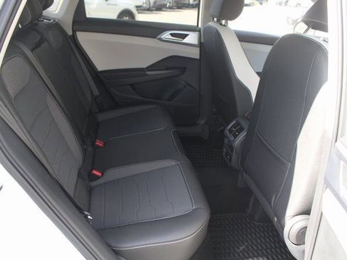 Used 2025 Volkswagen Taos SE image 16