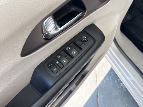 Used 2023 Chrysler Voyager LX FWD image 14