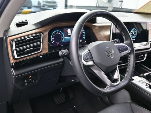 Used 2024 Volkswagen Atlas SE w/ Panoramic Sunroof Package FWD image 15