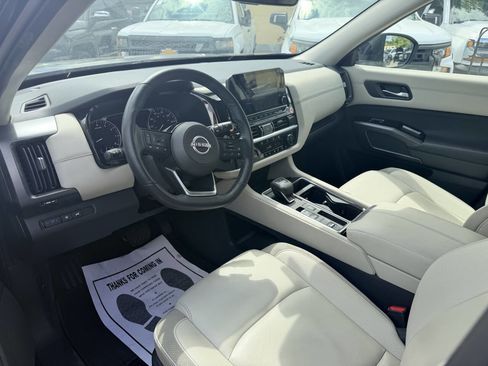 Used 2025 Nissan Pathfinder SL FWD image 9