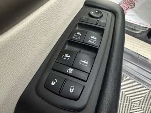 Used 2019 Chrysler Pacifica Touring-L FWD image 41