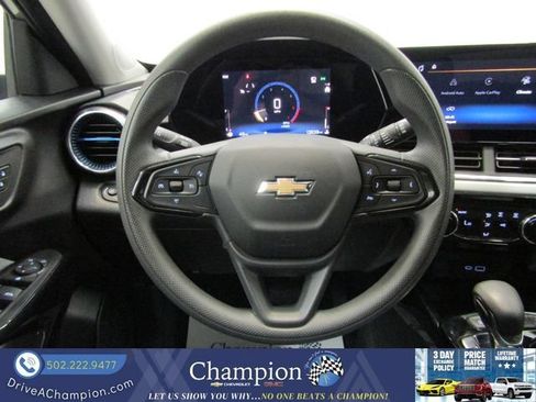 Certified 2025 Chevrolet Trax LT FWD image 23