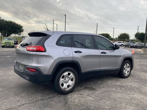 Used 2017 Jeep Cherokee Sport FWD image 5