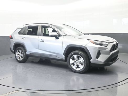 Used 2022 Toyota RAV4 XLE w/ Convenience Package FWD image 8
