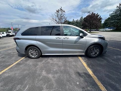 Used 2025 Toyota Sienna LE AWD/4WD image 2