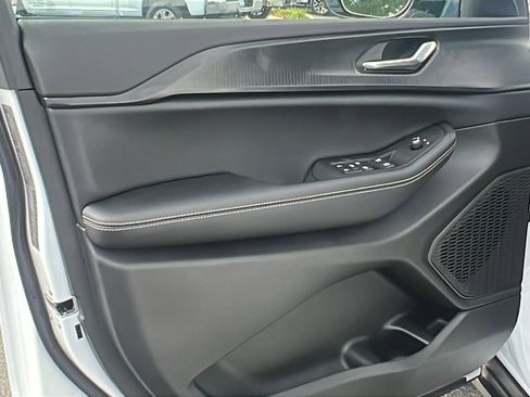 New 2025 Jeep Grand Cherokee Altitude image 13