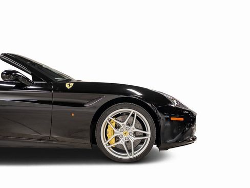 Used 2015 Ferrari California T image 31