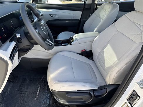 Certified 2025 Hyundai Tucson SE image 15