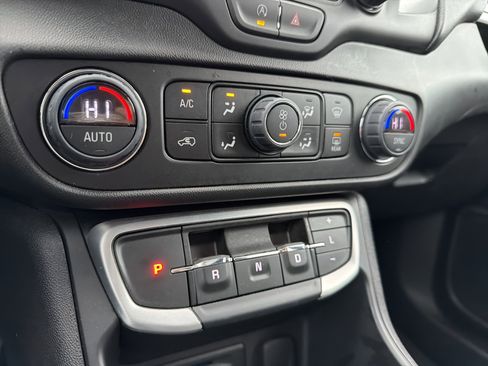 Used 2024 GMC Terrain SLT image 21