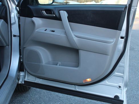 Used 2011 Toyota Highlander Hybrid w/ Cold Weather Pkg image 19