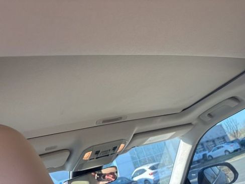 Used 2021 Toyota Highlander XLE image 19