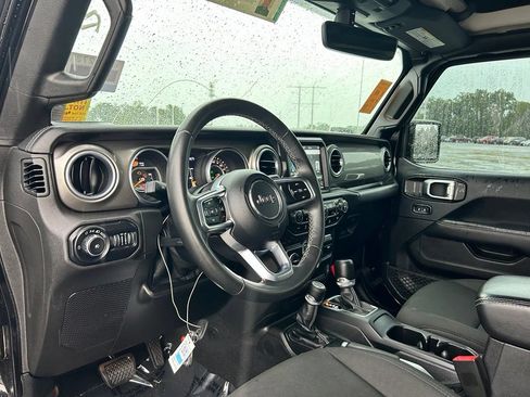 Used 2018 Jeep Wrangler Unlimited Sahara AWD/4WD image 8