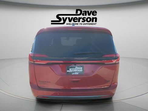 New 2026 Chrysler Pacifica Select image 3
