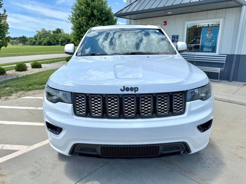Used 2018 Jeep Grand Cherokee Altitude AWD/4WD image 3