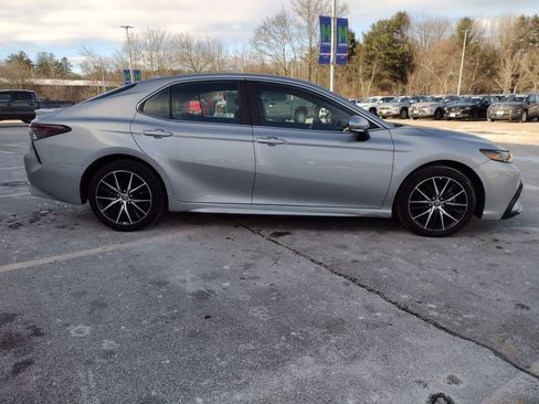 Used 2024 Toyota Camry SE image 6