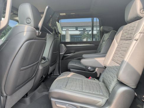 Used 2026 Cadillac Escalade ESV Platinum Sport w/ LPO, ONYX Package AWD/4WD image 22