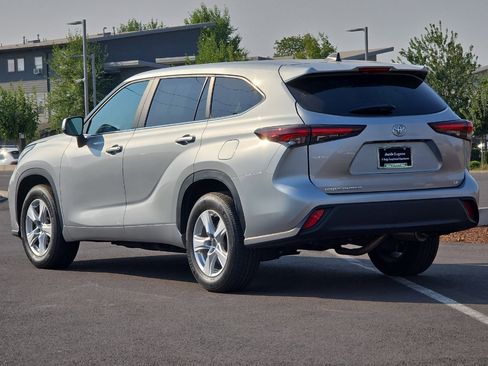 Used 2024 Toyota Highlander LE image 5