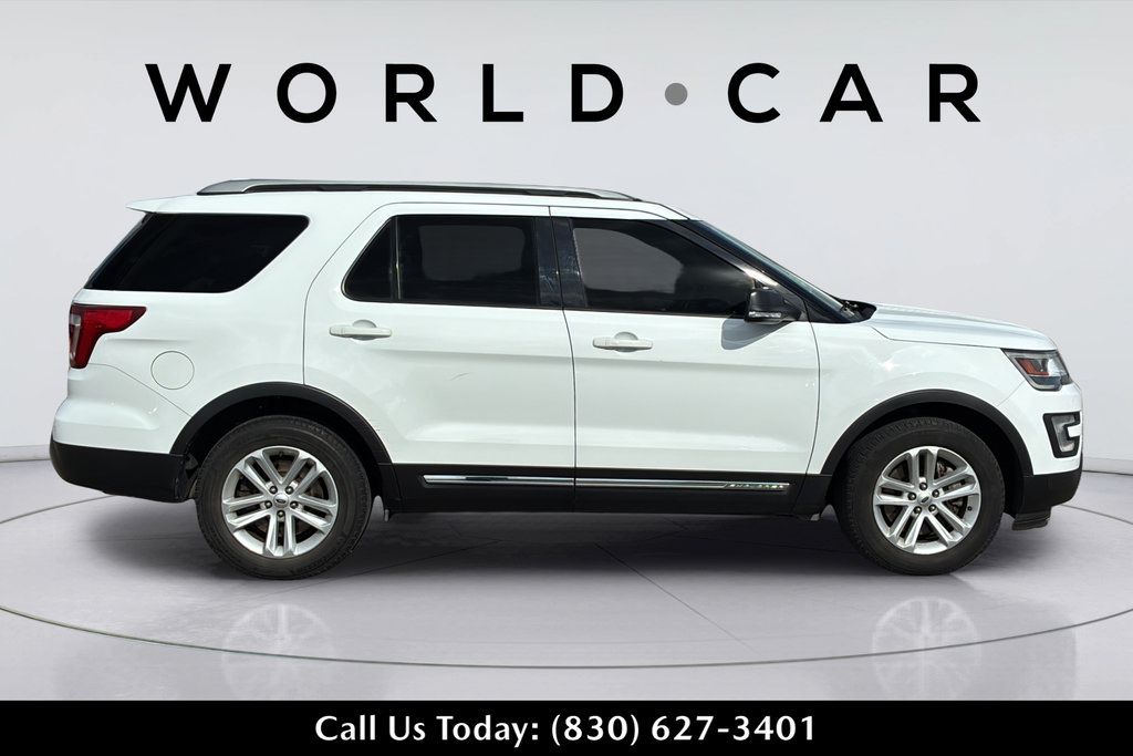 Used 2017 Ford Explorer XLT w/ Equipment Group 202A FWD image 3