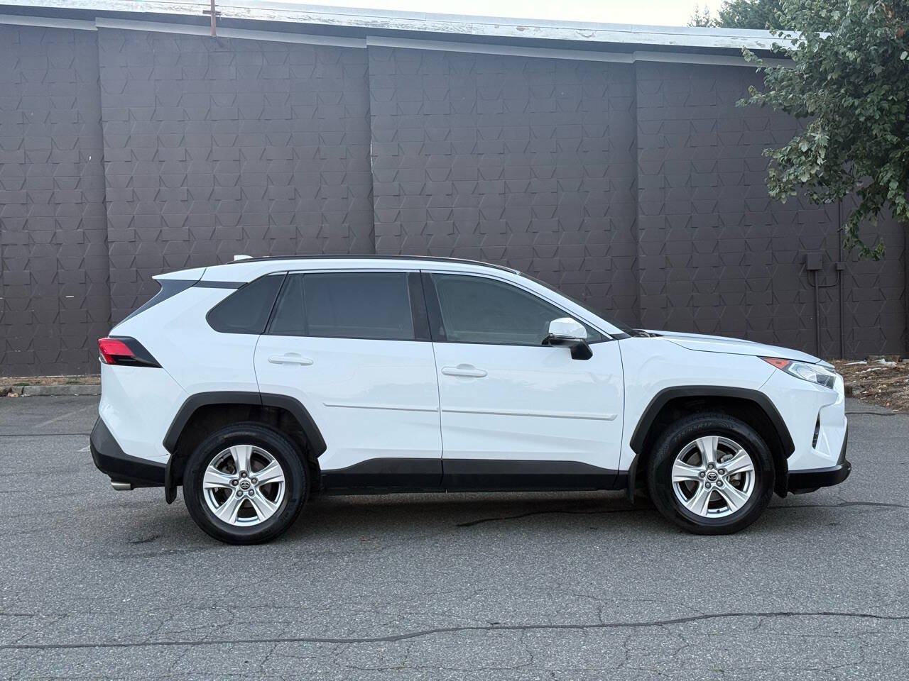 Used 2021 Toyota RAV4 XLE FWD image 4