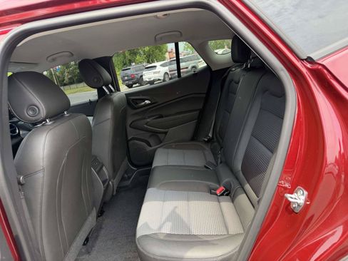 Used 2025 Chevrolet Trax LT w/ LT Convenience Package FWD image 9