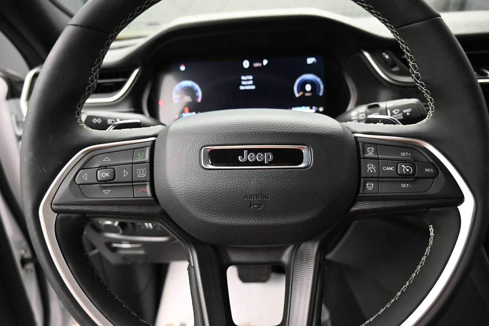 Used 2025 Jeep Grand Cherokee Laredo X w/ Luxury Tech Group I AWD/4WD image 6