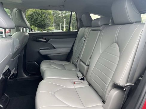 Used 2022 Toyota Highlander XLE AWD/4WD image 16