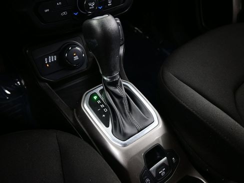 Used 2022 Jeep Renegade Latitude AWD/4WD image 23