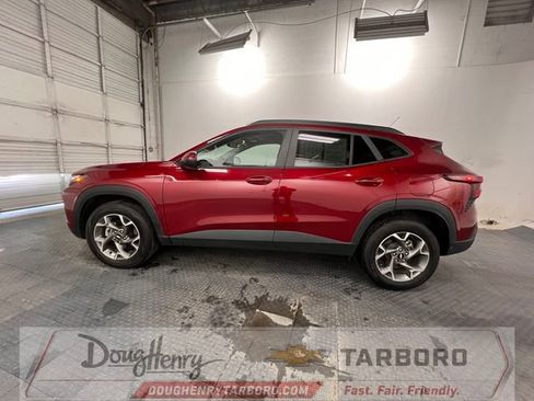 Used 2025 Chevrolet Trax LT FWD image 5