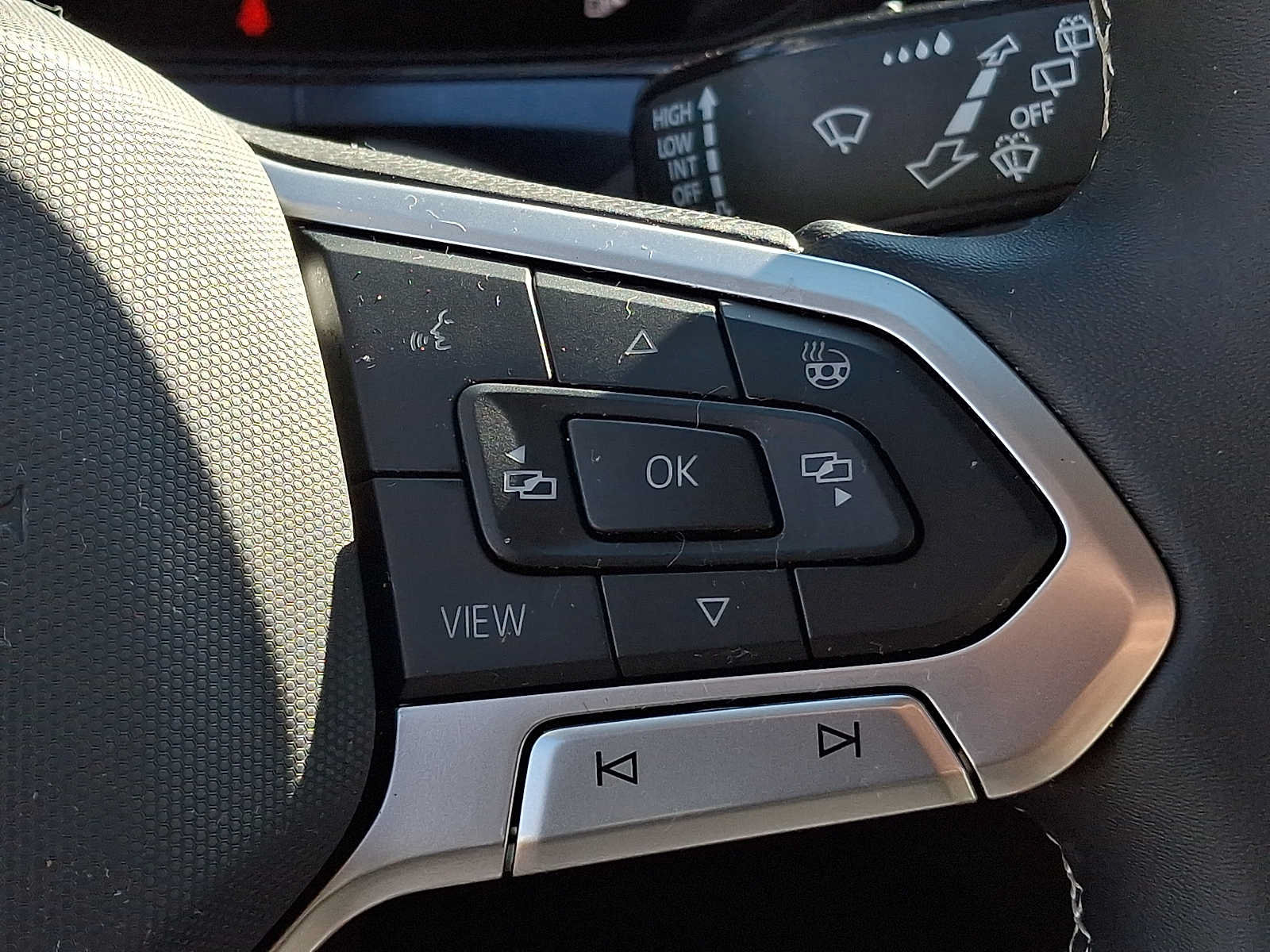 Used 2024 Volkswagen Taos SE w/ Panoramic Sunroof Package FWD image 19
