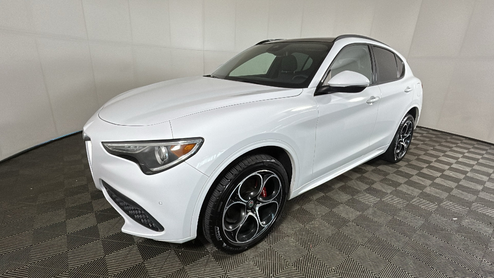 Used 2020 Alfa Romeo Stelvio Ti Sport w/ Quick Order Package 22S Sport AWD/4WD image 8