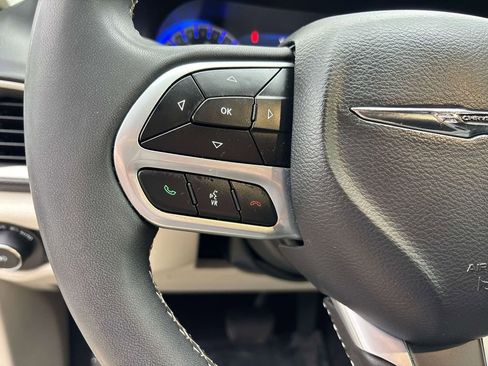 Used 2023 Chrysler Pacifica Touring-L FWD image 26