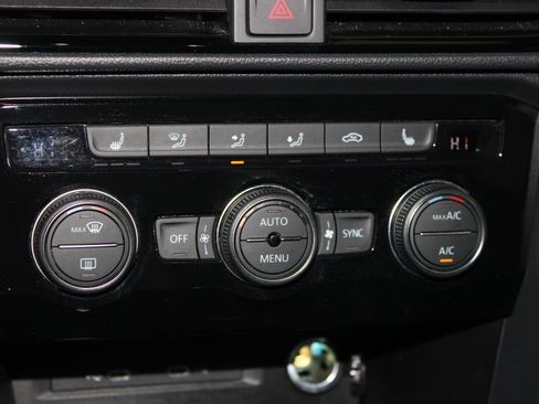 Used 2024 Volkswagen Taos SE image 18