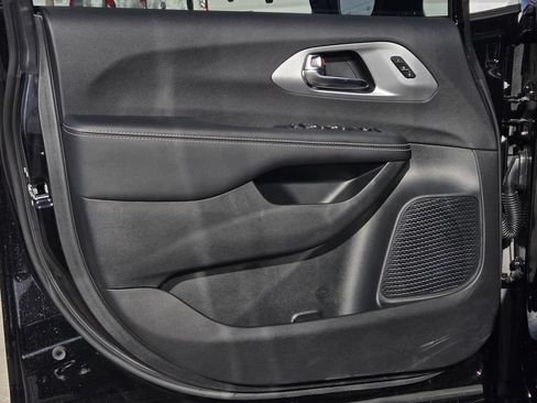 New 2026 Chrysler Pacifica Limited w/ S Appearance Package FWD image 16