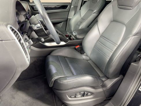 Certified 2022 Porsche Cayenne Turbo S image 5