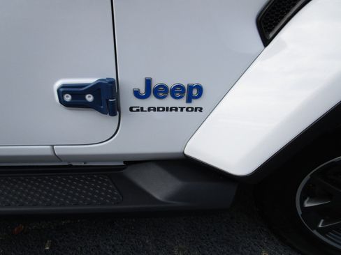 Used 2020 Jeep Gladiator Overland w/ Cold Weather Group image 33