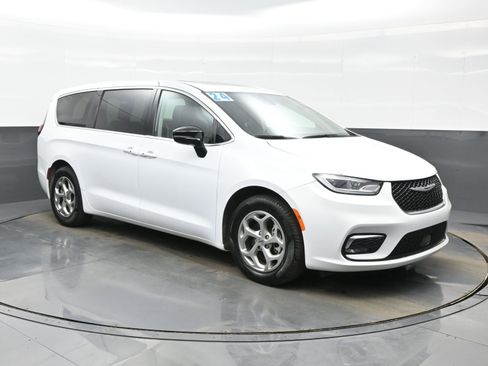 Used 2024 Chrysler Pacifica Limited image 8