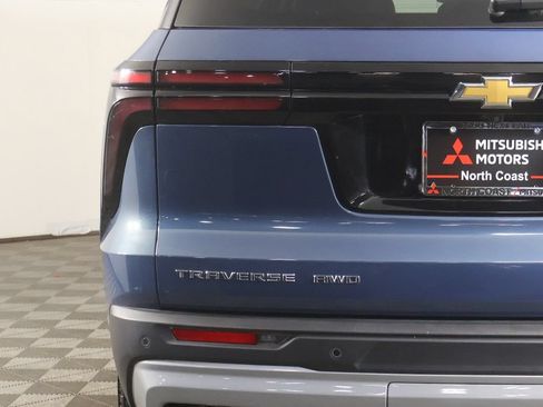 Used 2025 Chevrolet Traverse LT AWD/4WD image 16