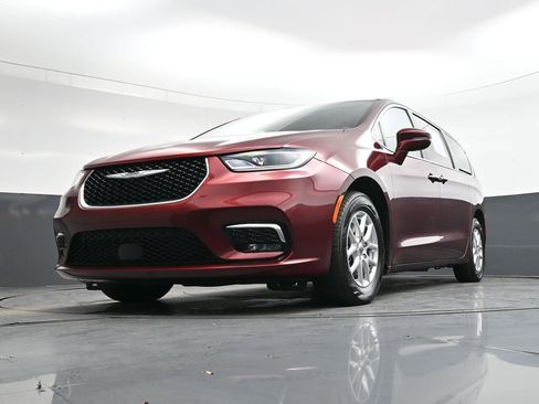 Used 2021 Chrysler Pacifica Touring-L image 41