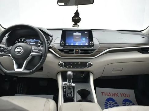Used 2025 Nissan Altima 2.5 SV FWD image 18