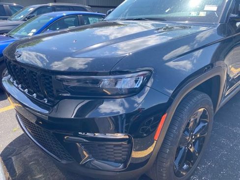 Used 2023 Jeep Grand Cherokee Limited w/ Black Appearance Package AWD/4WD image 17