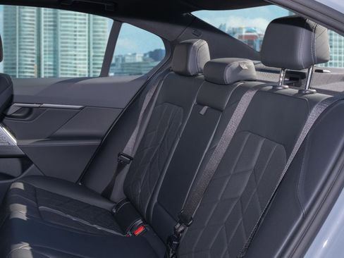 Used 2025 BMW 530i w/ M Sport Package image 17