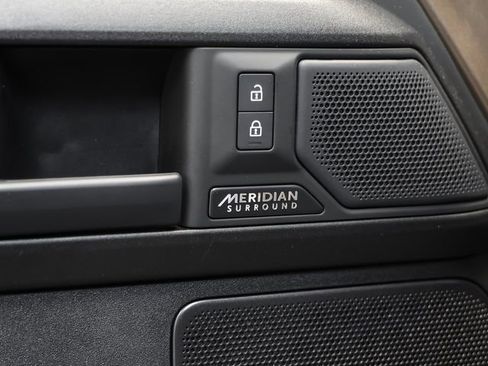 Used 2025 Land Rover Defender 110 image 42