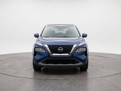 Used 2025 Nissan Rogue SV FWD image 2