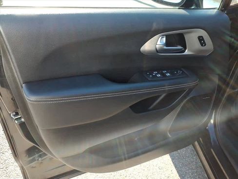 Used 2022 Chrysler Pacifica Limited w/ S Appearance Package image 9