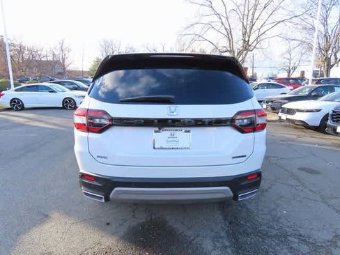 Certified 2025 Honda Pilot Touring image 5