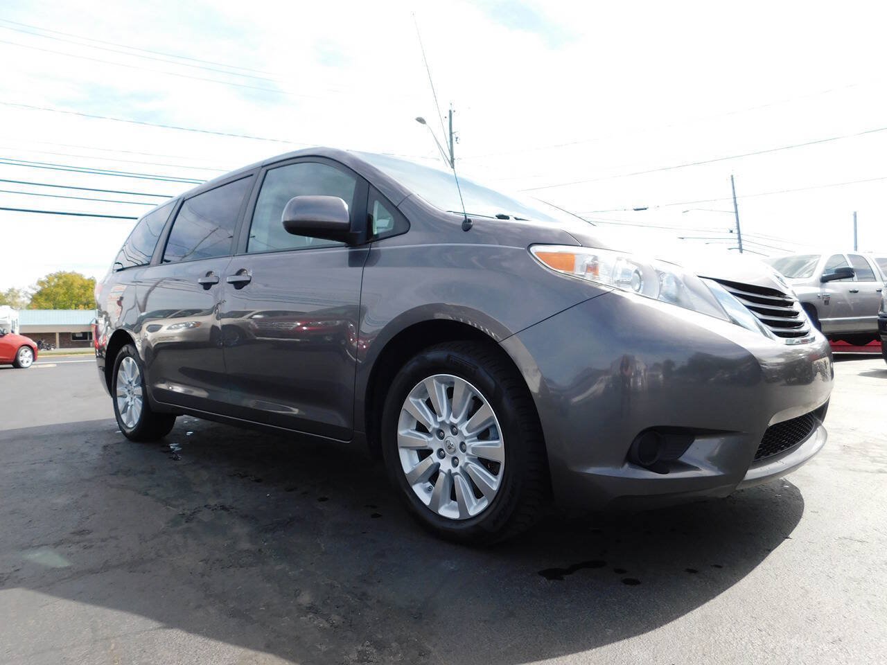 Used 2012 Toyota Sienna LE w/ Towing Pkg AWD/4WD image 1