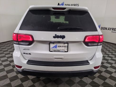 Used 2018 Jeep Grand Cherokee Laredo AWD/4WD image 4