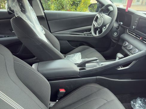 Used 2023 Hyundai Elantra SE FWD image 3