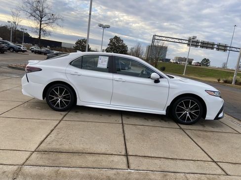 Used 2024 Toyota Camry SE image 12